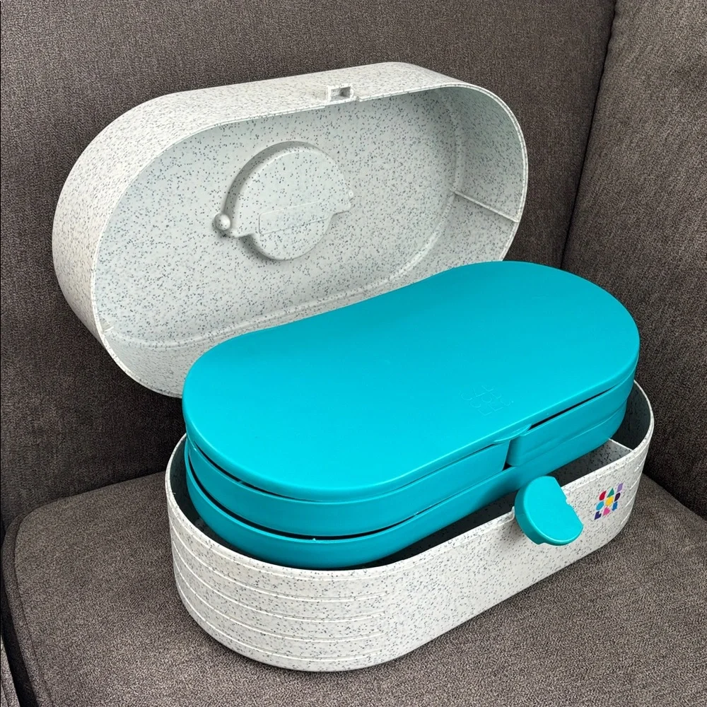 Vintage 90s large oval Caboodles makeup case